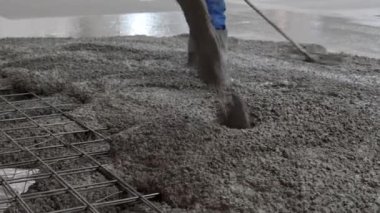 Yetenekli bir işçi inşaat sahasına yeni beton dökerek bina istikrarını ve bütünlüğünü sağlama alıyor. Kırp
