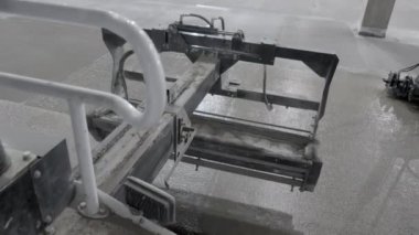 Çeşitli inşaat projelerinde beton yüzeyleri etkin bir şekilde tamamlamak için kullanılan son derece gelişmiş ekipmanlar. Kırp