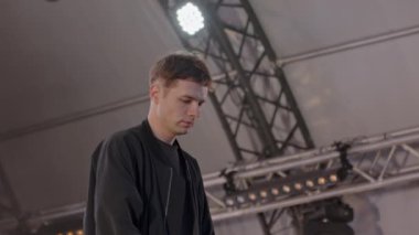 Etkileyici bir canlı müzik gösterisi, enerjik ve heyecan verici bir sahne şovu sırasında çok güzel bir şekilde kaydedildi. Kırp