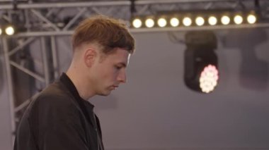 Bir elektronik müzik sanatçısı, fevkalade yetenek ve enerji sergileyen canlı bir festivalde sahne alıyor. Kırp