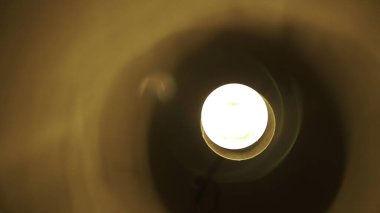 Gölgeli bir figür yavaşça karanlığın derinliklerinden çıkar, derin gizem ve entrika uyandırır. Menkul Kıymetler