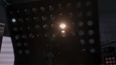 Büyüleyici bir şebeke deseni parlak bir merkezi ışık kaynağı tarafından güzel bir şekilde geliştirilmiş ve ışıldıyor. Kırp