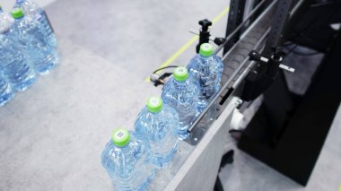 Verimli ve gelişmiş bir su şişeleme hattı otomatikleştirilmiş yöntemler sergiliyor ve modern teknolojiden faydalanıyor. Medya