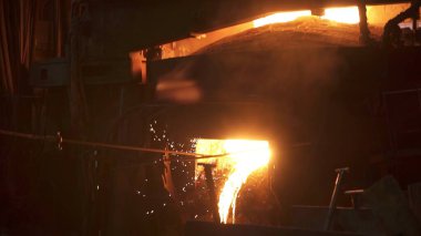 Dökümhanede ustalıkla dökülen erimiş metalin büyüleyici bir görüntüsü, karmaşık sanayi tekniklerini gözler önüne seriyor. Menkul Kıymetler