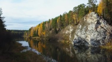 Şaşırtıcı güzellikte sonbahar manzarası, canlı sonbahar renklerini yansıtan kayalık uçurumlarla birlikte sakin bir nehir sergiliyor. Menkul Kıymetler