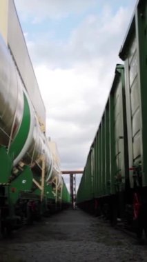 Bu video, çeşitli renkli tren vagonları, gezici bir kargo treni ve manzara içeren büyüleyici tren sahneleri sergiliyor.