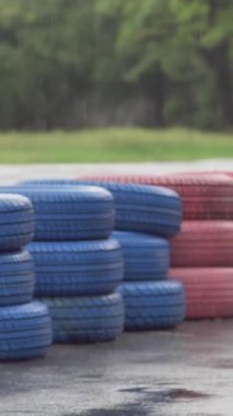 Bu çarpıcı video canlı kırmızı ve mavi lastikleri ıslak bir pistte gösteriyor, motor sporu enerjisini yansıtan dinamik bir etki yaratıyor.