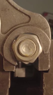 Bu video metal görevler için nasıl anahtar kullanılacağını gösteriyor, bir civatayı cıvatadan çıkarmakla başlıyor, sonra bir diğerini mengeneyle sıkıyor, ve metal bir nesneye yakın çekim ile bitiyor