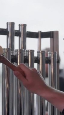 Yenilikçi bir müzik ortamında ritmik sesler üreten, metal tüplere çarpan bir vurmalı çalgıcı. Kırp