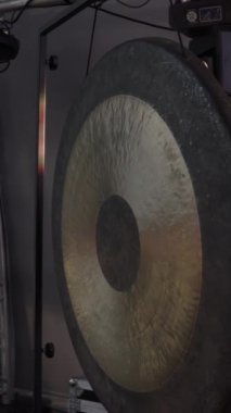 Önemli bir gong ve güçlü bir bas davul içeren nefes kesici bir düzenek. Canlı müzik etkinlikleri için mükemmel. Kırp