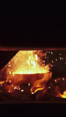 Dökümhanede, erimiş metal dökülüyor ve sürecin yoğun ateş ve ustalıkla işlenmesi vurgulanıyor. Menkul Kıymetler