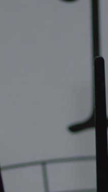 Saat kollarının detaylı ve yakın görüntüsü 12 'yi işaret ediyor, güzel bir şekilde yakalama zamanı esansı.