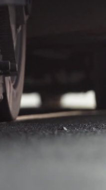 Endüstriyel araç tekerleklerini gösteren detaylı bir manzara yeni asfalt ve asfalt bir yüzeye yerleştirilmiş. Menkul Kıymetler