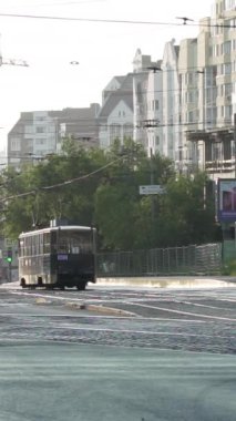 Tiflis, Gürcistan - 29 Eylül 2023: Yoğun bir trafik ve kentsel büyüme gösteren hareketli bir şehir kavşağı sabahın erken saatlerinde ele geçirildi. Menkul Kıymetler