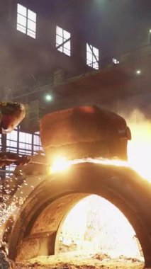 Yetenekli bir işçi dinamik bir endüstriyel ortamda metal üretir, kıvılcımlar ve işçilik sergiler. Menkul Kıymetler