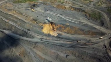 Etkileyici ve büyüleyici bir hava manzarası eşsiz desenli bir manzara üzerinde devam eden kazı faaliyetlerini sergiliyor. Menkul Kıymetler