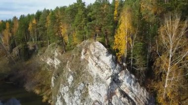 Göz kamaştırıcı bir sonbahar manzarası görkemli kayalık bir uçurum sergiliyor. Etrafı canlı düşen yapraklarla dolu. Menkul Kıymetler