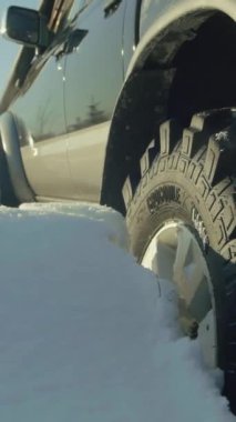 Bir kamyon ve bir araba kışın karlı bir yolda yol alır. Kamyon dayanıklılık gösterirken, araba da kış zorluklarını vurguluyor ve duman yayıyor.
