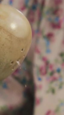 Bir kadın zarif bir şekilde ahşap bir biber değirmenini elinde tutuyor ve zarafetini ve işlevselliğini sergiliyor.