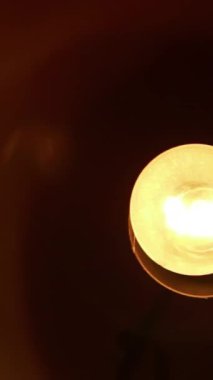 Gölgeli bir figür yavaşça karanlığın derinliklerinden çıkar, derin gizem ve entrika uyandırır. Menkul Kıymetler