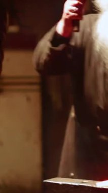 Bir atölyede, yetenekli demirci çekiçleri parlayan metaller, olağanüstü zanaatkarlıklarını sergiliyorlar. Menkul Kıymetler