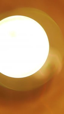 Parlak bir tavan ışığı, büyüleyici sıcak ve davetkar bir atmosferle çevrili güzel bir şekilde duruyor. Menkul Kıymetler