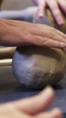 Sanatçılar, yaratıcı projeleri vasıtasıyla çamuru çömlekçiliğe dönüştürüp eşsiz sanatsal ifadeler yaratırlar. Menkul Kıymetler