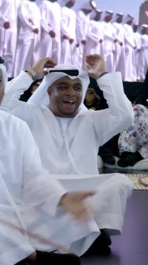 Dubai, BAE - Haziran 2024: Zengin Emirati mirasını güzel bir şekilde sergileyen geleneksel müzik ve dansın canlı ve canlı bir sahnesi. Medya