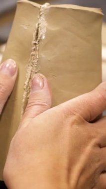 Yetenekli bir zanaatkar kil kalıplarını ustalıkla şekillendirir, karmaşık çömlek oluşturma sürecini elle şekillendirir. Menkul Kıymetler