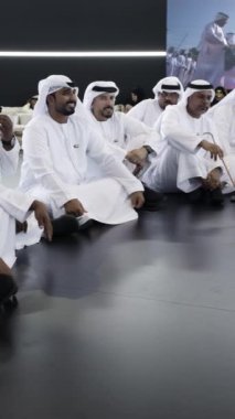 Dubai, BAE - Haziran 2024: Zengin Emirati geleneklerinin sergilendiği renkli bir toplantı, geleneksel giysiler giymiş insanlar mirası kutluyor. Medya