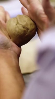 Yaratıcı Eller, eğlenceli ve ilham verici bir derste çömlek yapma sanatıyla meşgul. Menkul Kıymetler