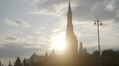 Çarpıcı bir şekilde çarpıcı olan tarihi bir kulenin silueti çarpıcı renkli günbatımı gökyüzü manzarasına karşı kurulmuş. Eylem