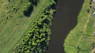 Göz kamaştırıcı bir hava görüntüsü sergiliyor. Canlı, yemyeşil yeşilliklerle çevrili sakin bir nehir. Menkul Kıymetler