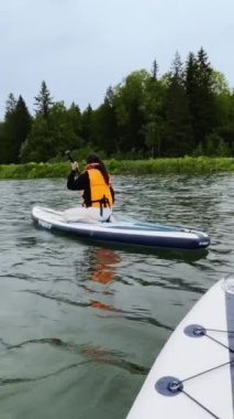Berrak, canlı yeşillik ve sakin, davetkar sularla çevrili sakin ve huzurlu bir sörf sahnesi.