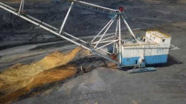 Hava görüntüsü, madencilik alanında farklı madencilik ve toprak taşıma faaliyetlerini ön plana çıkaran ağır makineler gösteriyor. Menkul Kıymetler
