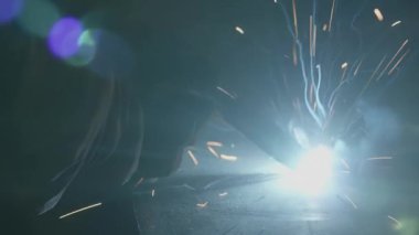 Büyüleyici ve ilgi çekici bir siluet, gölgeli ve gizemli bir ortamda parlak bir ışıkla aydınlatılır. Menkul Kıymetler