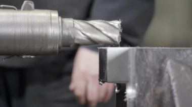 Metal bir yüzeyi mühendislik alanında hassasiyetle işleyen kesme aracının yakından görüntüsü. Menkul Kıymetler