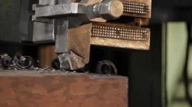 Karmaşık metal parçaları ve hassas mühendislik içeren endüstriyel makinelerin detaylı bir görüntüsü. Menkul Kıymetler