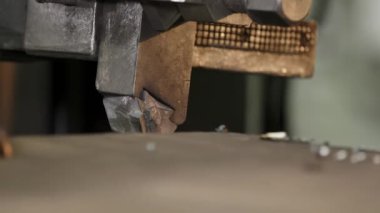 Gelişmiş metal oluşum makinelerine yakından bakmak, ayrıntılı detaylarını ve ustalığını gözler önüne sermek. Menkul Kıymetler