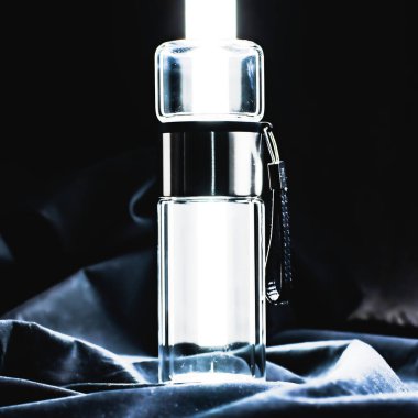 Bu parlak, modern cam şişe, çağdaş dekor için ideal hale getiren parlak, renkli bir LED ışığı içerir.