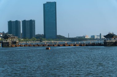 Modern gökdelenlerin çarpıcı ve güzel bir karışımı. Su kenarındaki geleneksel köprülerin yanında.