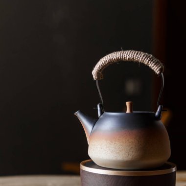 Bu zarif ve şık seramik çaydanlık çok güzel dokunmuş bir sapla birlikte çarpıcı bir gradyan tasarımı sergiliyor.