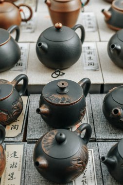 Çok güzel hazırlanmış geleneksel çaydanlık koleksiyonu benzersiz tasarımlar ve olağanüstü işçilik sergiliyor.