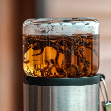 Çok güzel dizayn edilmiş cam çaydanlık demlenmiş yaprak çayının güzelliğini gözler önüne seriyor.