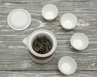 Güzel bir çaydanlık ve hassas fincanlar sergilenen sakin bir ortam, tüm çay severler ve törenler için idealdir.