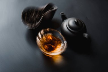 Huzurlu bir an, demlenmiş çay, zarif bir çaydanlık, ve taze yapraklar, somut sükunet ve sakinlik.