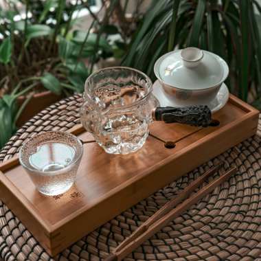 Zarif cam eşyalar ve yemyeşil seramik elementlerden oluşan sakin bir çay seti..