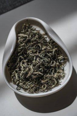 Bu, kurutulmuş yeşil çay yapraklarının estetik açıdan hoş bir görüntüsü. Mutfak ya da sağlık teması için ideal.