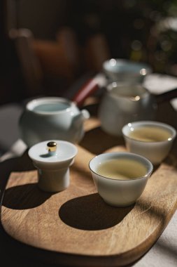 Nefis porselenli, harika bir çay seti ve ahşap tepside enfes bir bitkisel karışım.