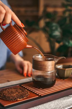 Şık bir çaydanlıkla, canlı renkleri ve zengin dokuları olan huzurlu çay demleme anının tadını çıkarın.